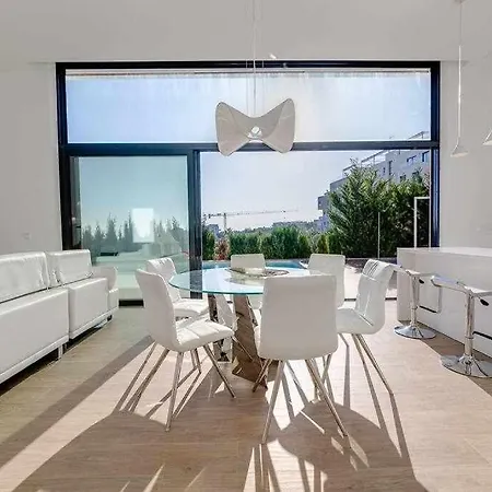 Preciosa Con La Piscina En Colinas Orihuela