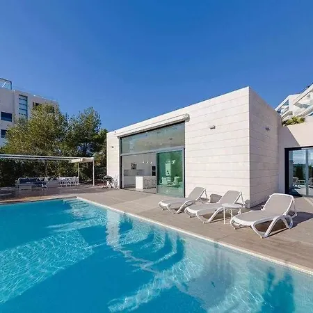 Villa Preciosa Con La Piscina En Colinas